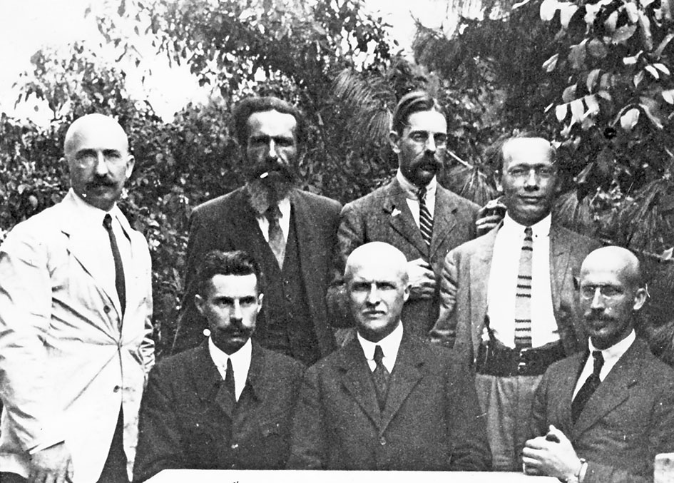 Рада присяжних УСХД. 1927. Сидять (зліва направо) - В. Липинський, П. Скоропадський, С. Шемет, стоять - О. Скоропис-Йолтуховський, Л. Сідлецький, М. Кочубей, М. ТИмофіїв